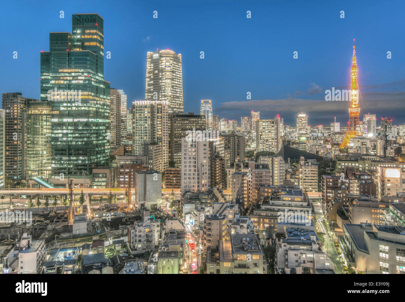 Tokyo cityscape illuminata di notte, Tokyo, Giappone Foto Stock