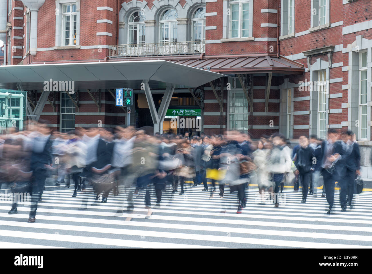 Vista offuscata di pedoni che attraversano via della città Foto Stock