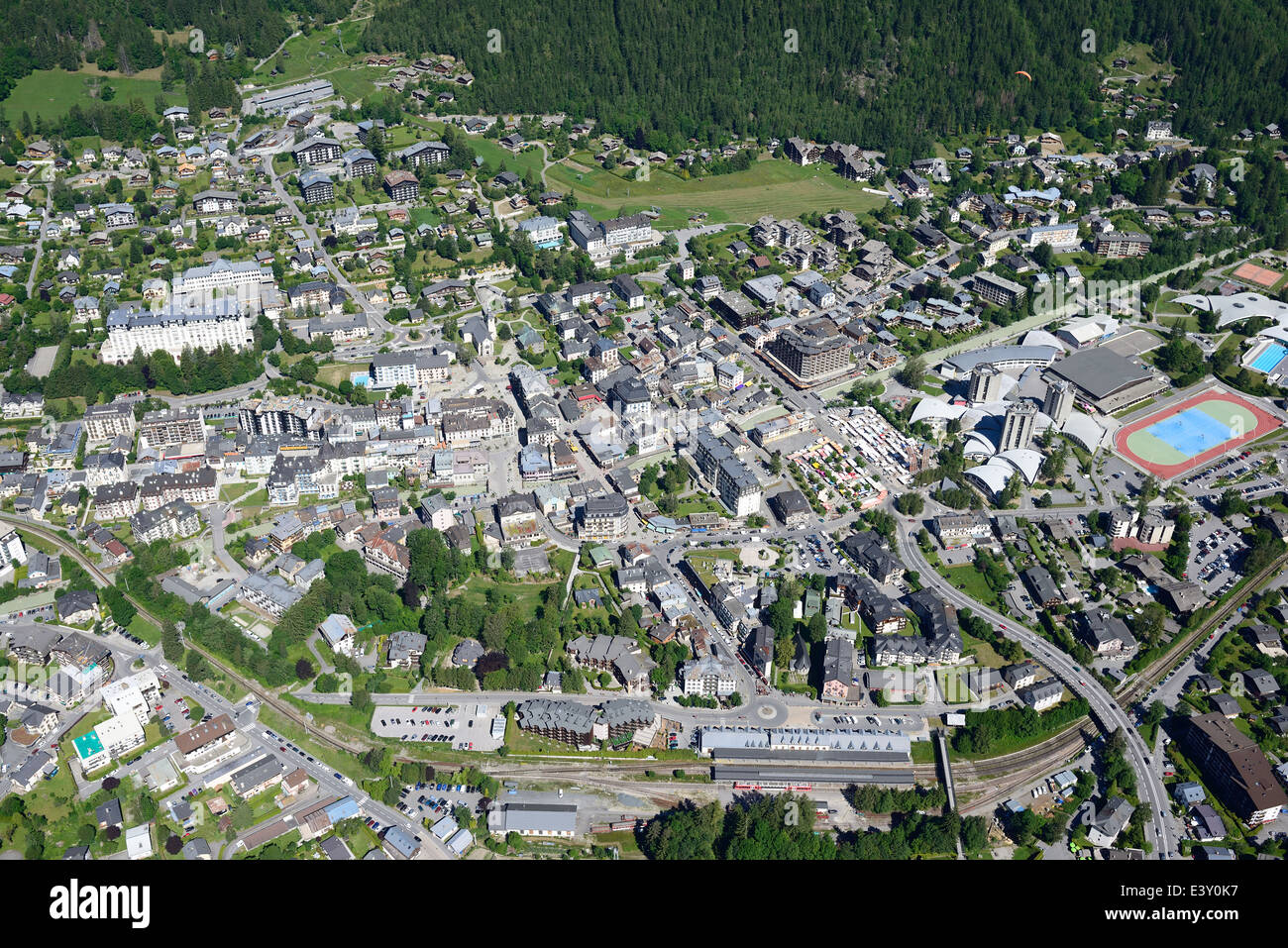 VISTA AEREA. Città di Chamonix Mont-Blanc. Haute-Savoie, Auvergne-Rhône-Alpes, Francia. Foto Stock