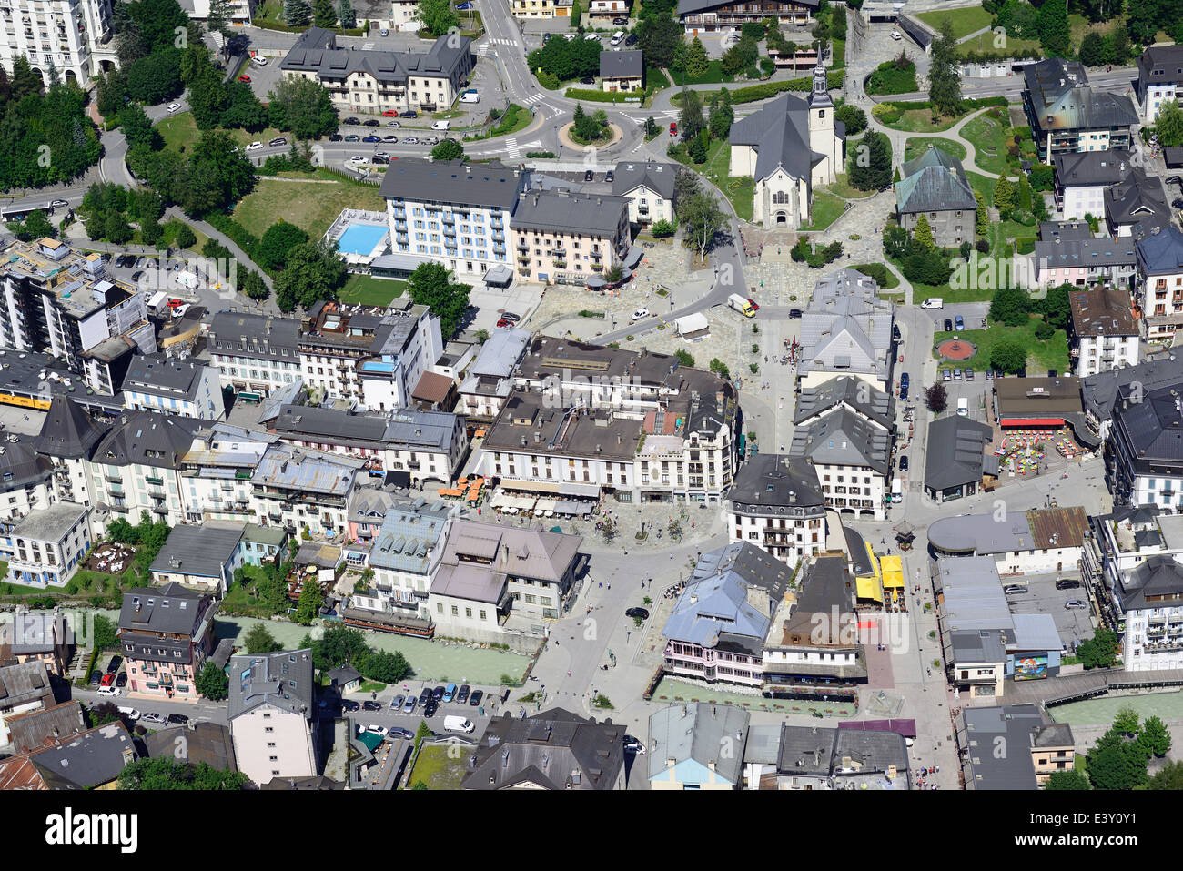 VISTA AEREA. Centro città di Chamonix con il fiume Arve. Alta Savoia, Auvergne-Rhône-Alpes, Francia. Foto Stock