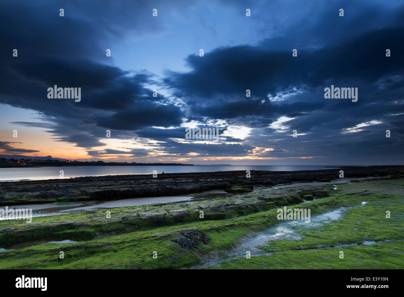 Twilight seascape a Bundoran, Irlanda Foto Stock