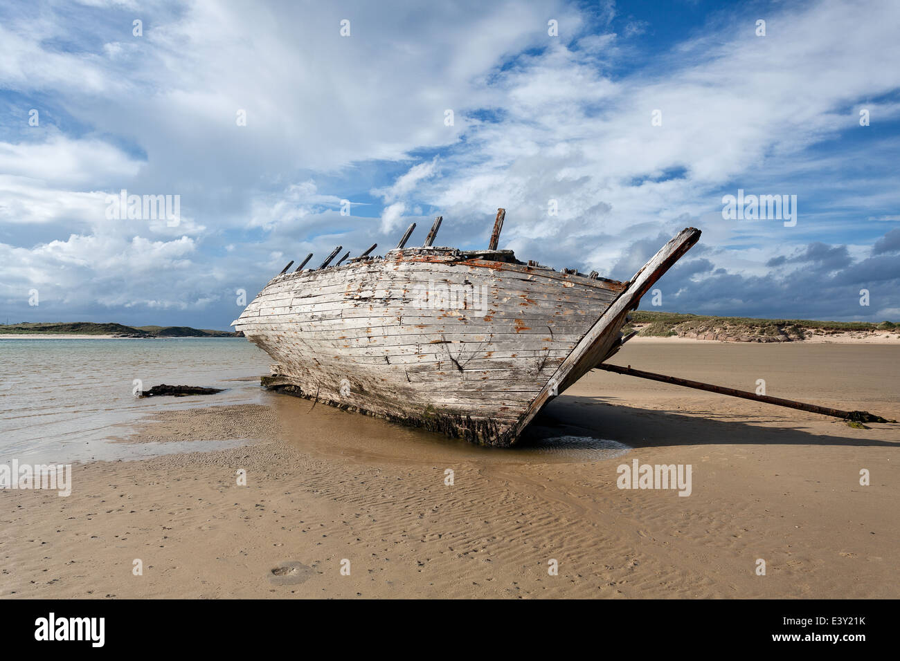 Bunbeg, Donegal : barca relitto su una spiaggia irlandese Foto Stock