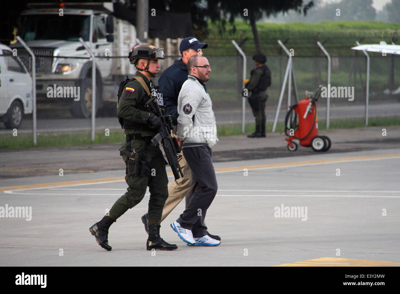 Bogotà, Colombia. 1 Luglio, 2014. Wilson Peralta con escort la polizia colombiana durante l'estradizione verso gli Stati Uniti. Sette colombiani sono estradato negli Stati Uniti il 1 luglio 2014 a Catam airport in western Bogotá.Essi sono stati incriminati per l' assassinio della DEA agente speciale James Terry Watson che è stato ucciso dopo aver lasciato una riunione con gli amici in un ristorante di Bogotà e è entrato in un taxi. La pista ha confessato di assumere almeno 50 vittime su "millionaire rides" di Bogotá. Credito: PACIFIC PRESS/Alamy Live News Foto Stock