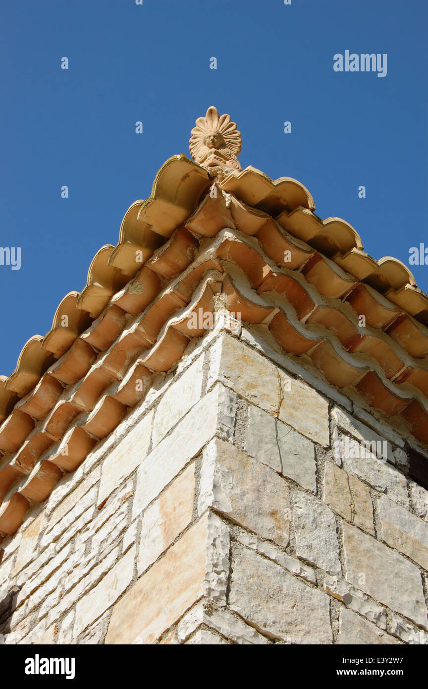Antefissa in ceramica ceramica decorativa ornamento sul tetto di una casa in Grecia. Dettagli architettonici. Foto Stock