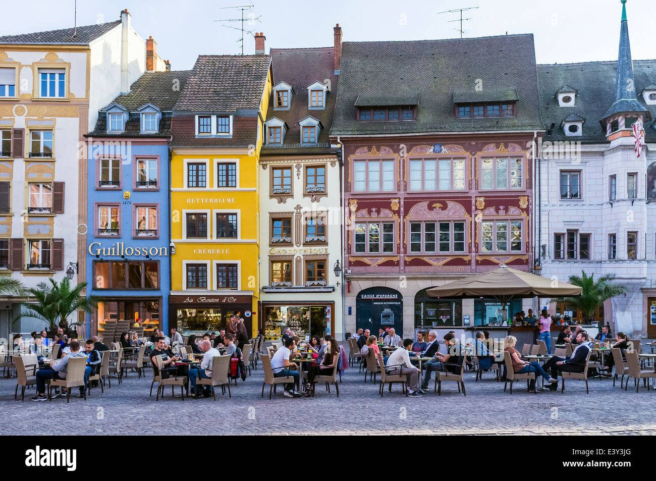 Cafe terrazza e antiche case Place de la Reunion, Mulhouse Alsace Francia Foto Stock