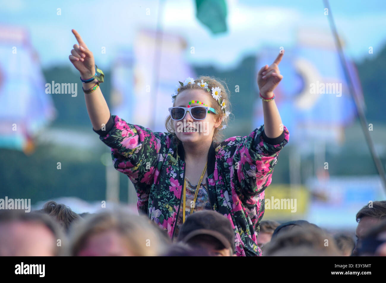 Pilton, UK, 27/06/2014 : Atmosfera al festival di Glastonbury, ragazza in mezzo alla folla come Interpol gioca. Foto di Julie Edwards Foto Stock