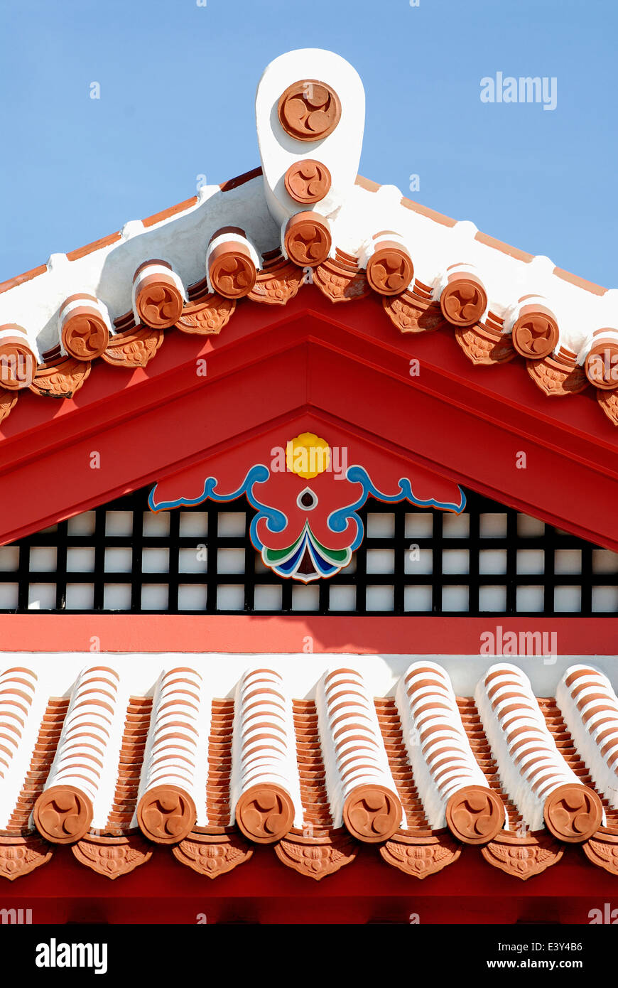 Architettura colorata del Tempio Shinto a Naha, Okinawa, Giappone Foto Stock