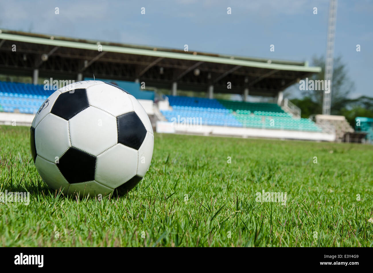 Close up di nero e di bianco soccer sul campo con lo sfondo dello stadio Foto Stock