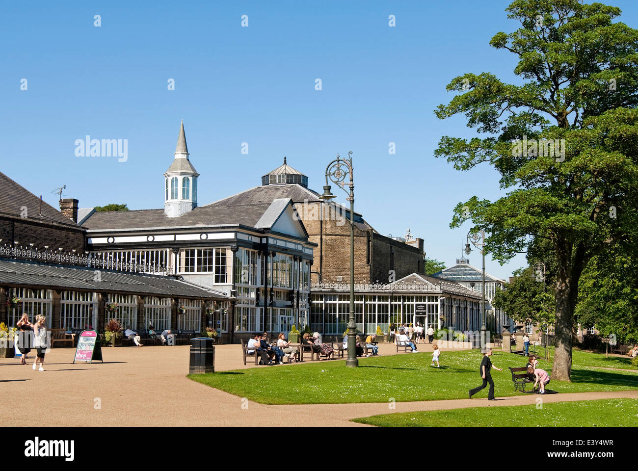 Pavilion Gardens in Buxton, una sede storica situata nel cuore di Buxton. Foto Stock