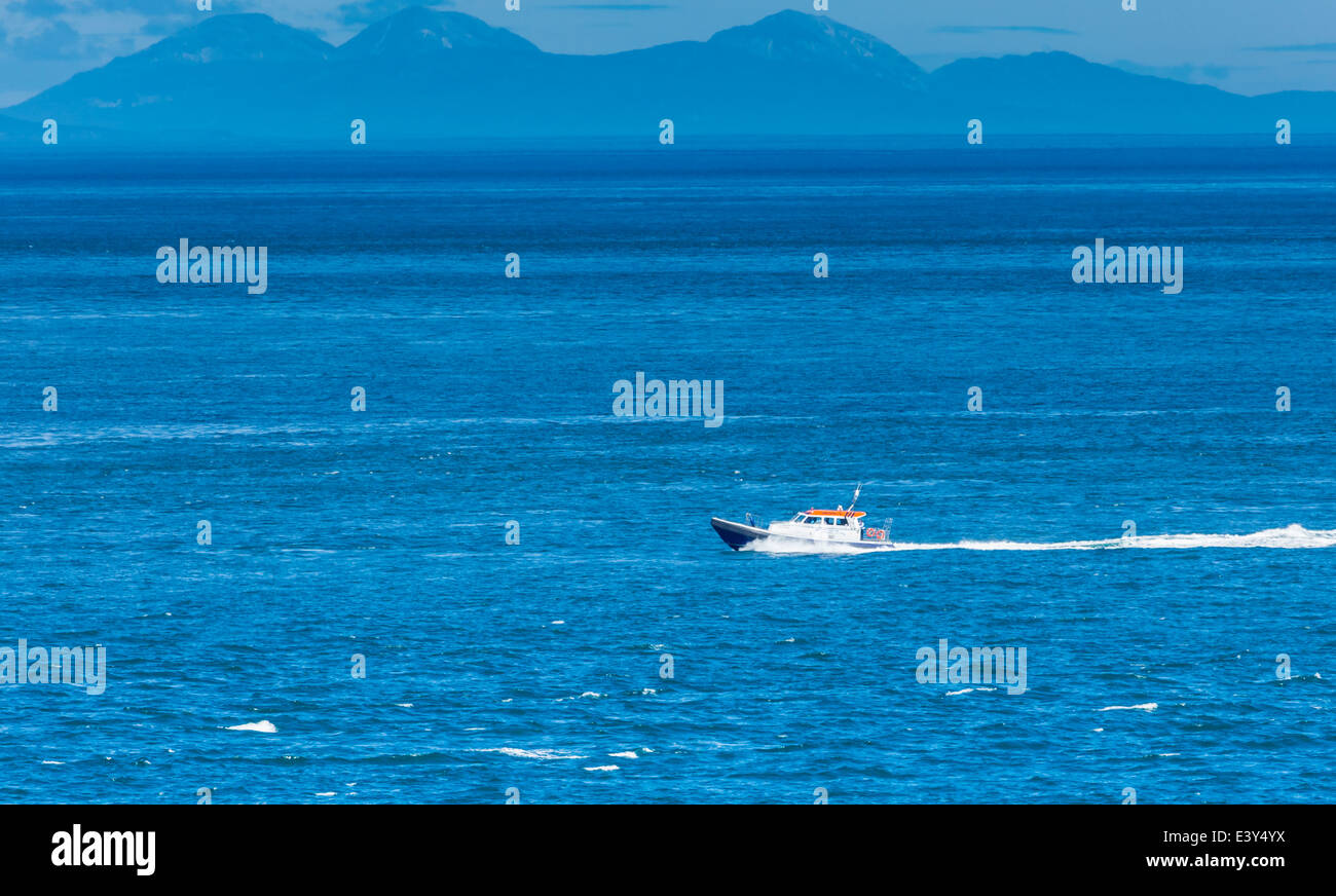 Kintyre traghetto espresso nel Canale del Nord visto da Murlough Bay County Antrim con le pappe del Giura in background Foto Stock