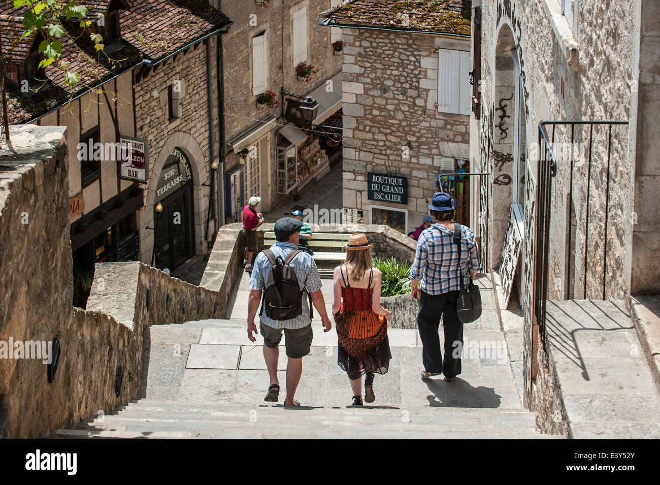 Turisti che scendono la medievale Grand Escalier / Pellegrini' scalinata a Rocamadour, città episcopale, Lot, Midi-Pirenei, Francia Foto Stock