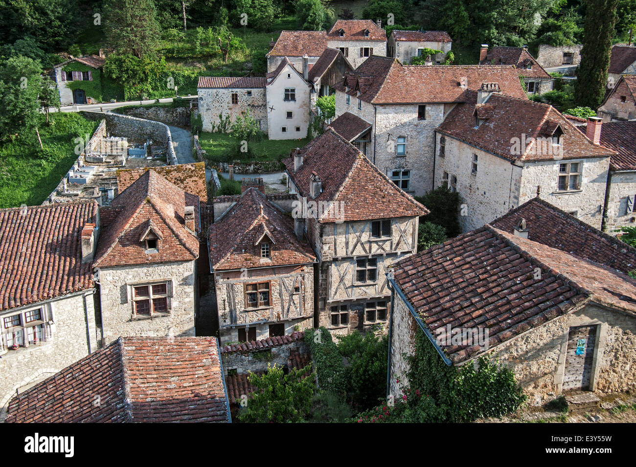 Tipiche case a graticcio presso il villaggio medievale Saint-Cirq-Lapopie, Lot, Midi-Pirenei, Francia Foto Stock