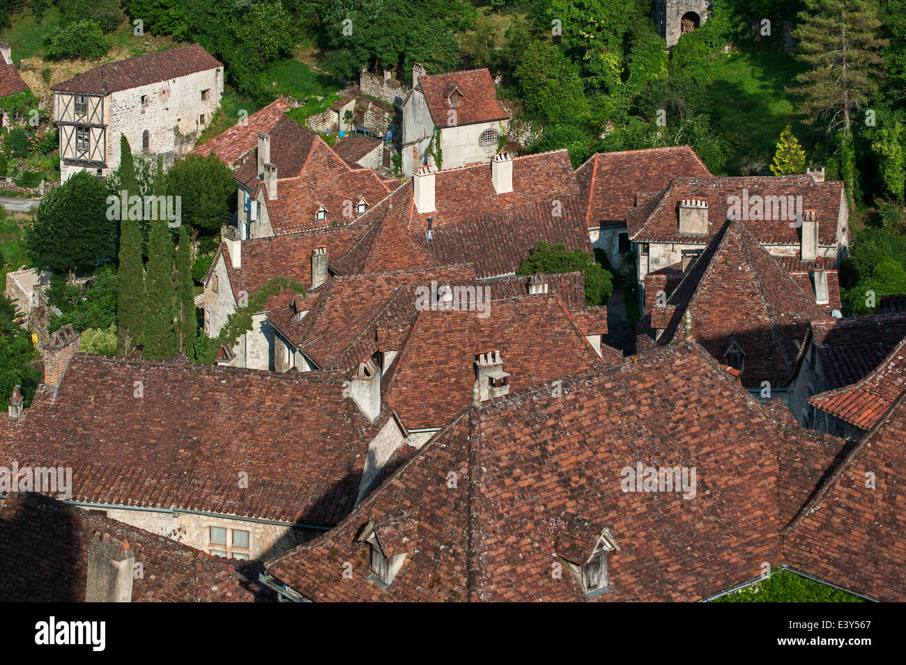 Tetti di tegole rosse di case presso il villaggio medievale Saint-Cirq-Lapopie, Lot, Midi-Pirenei, Francia Foto Stock