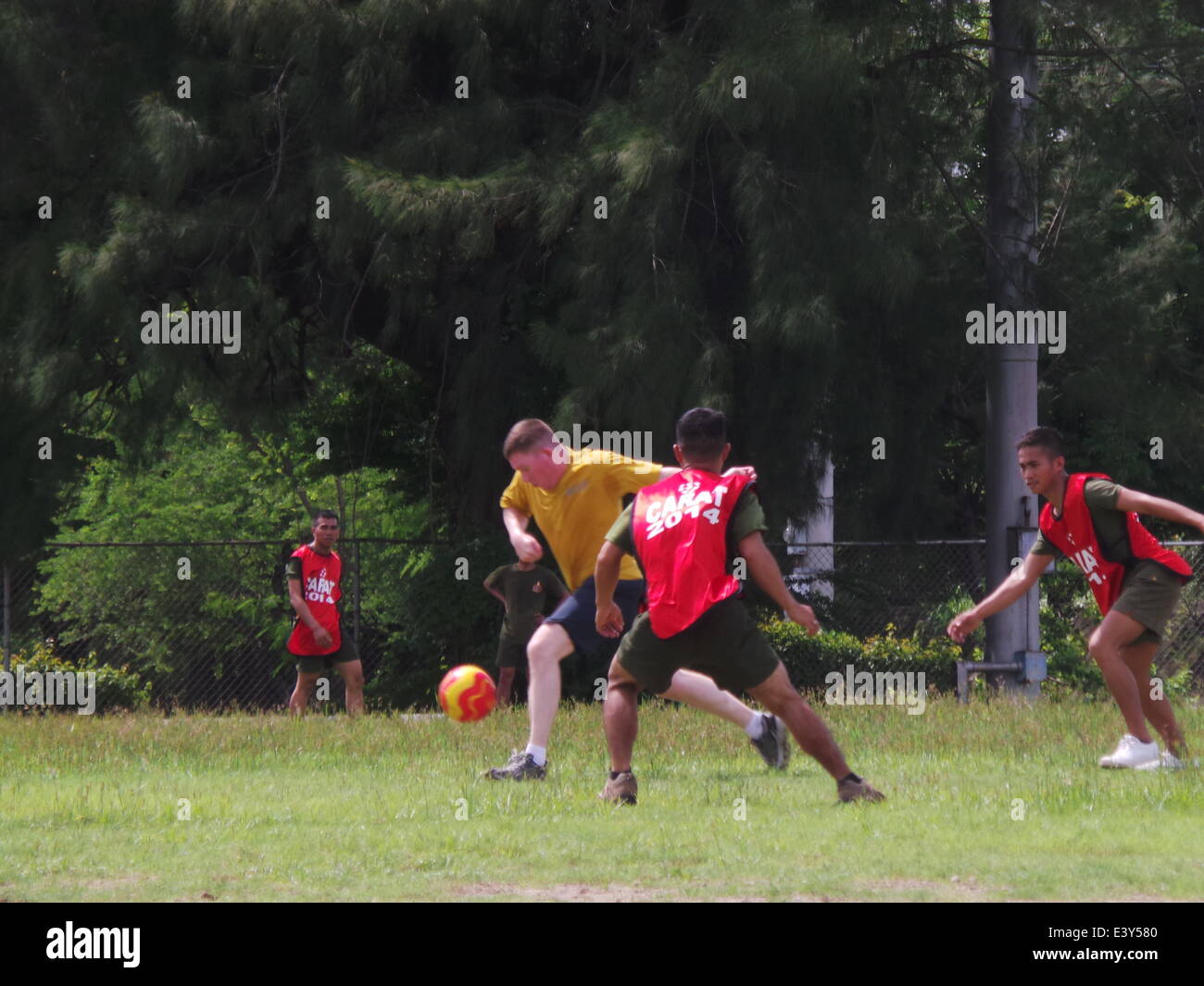 Subic, Filippine. 1 Luglio, 2014. Philippine marines e US Navy giocare a calcio presso Subic al campo di calcio dopo la loro quasi quattro giorni di esercitazioni navali dubbed come la cooperazione a galla la prontezza e la formazione (Carati) 2014 in cui le punte che sono inclusi sono operazioni combinate in mare, gli sbarchi anfibi, il pattugliamento marittimo, ricognizione e operazioni di ricerca e salvataggio; e di interdizione marittima. © Sherbien Dacalanio/Pacific Press/Alamy Live News Foto Stock