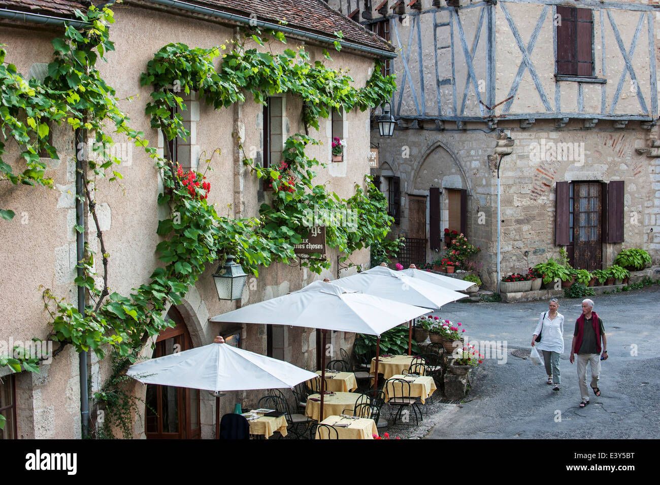 I turisti in visita a ristorante nel borgo medievale Saint-Cirq-Lapopie, Lot, Midi-Pirenei, Francia Foto Stock