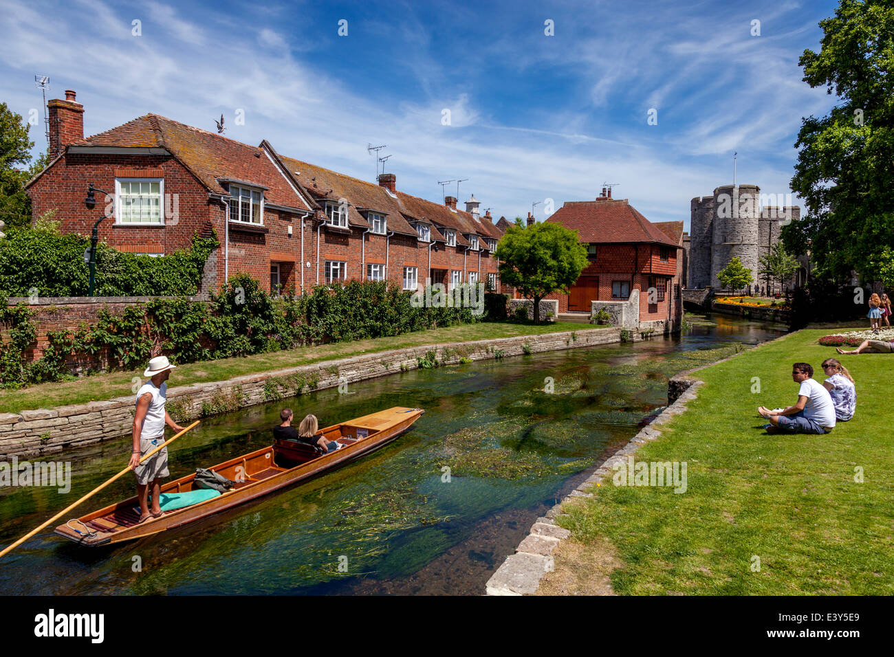 Punting sul fiume Stour, Canterbury, Kent, Regno Unito Foto Stock