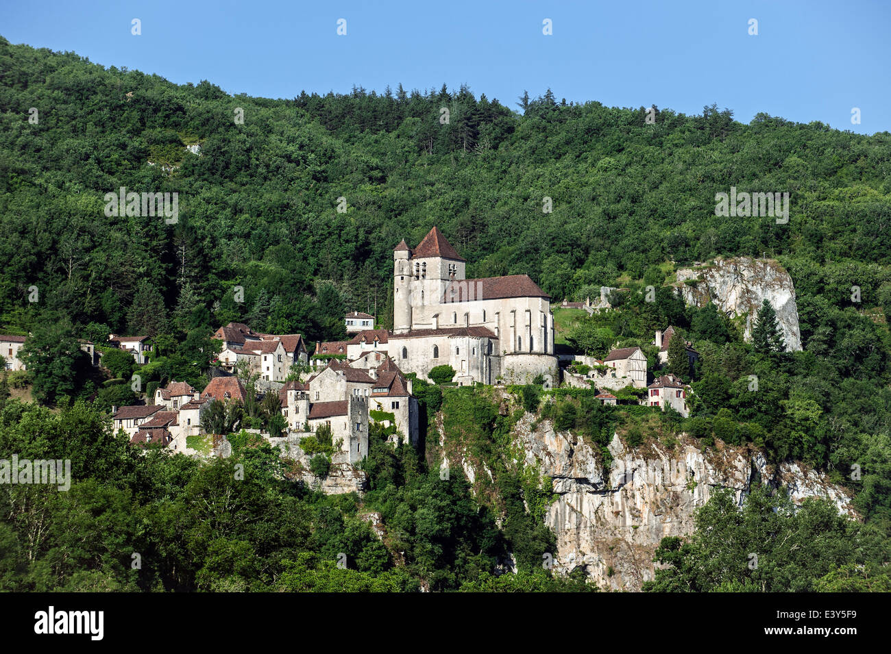 Vista su case e la chiesa fortificata del borgo medievale Saint-Cirq-Lapopie, Quercy, Midi-Pirenei, Francia Foto Stock