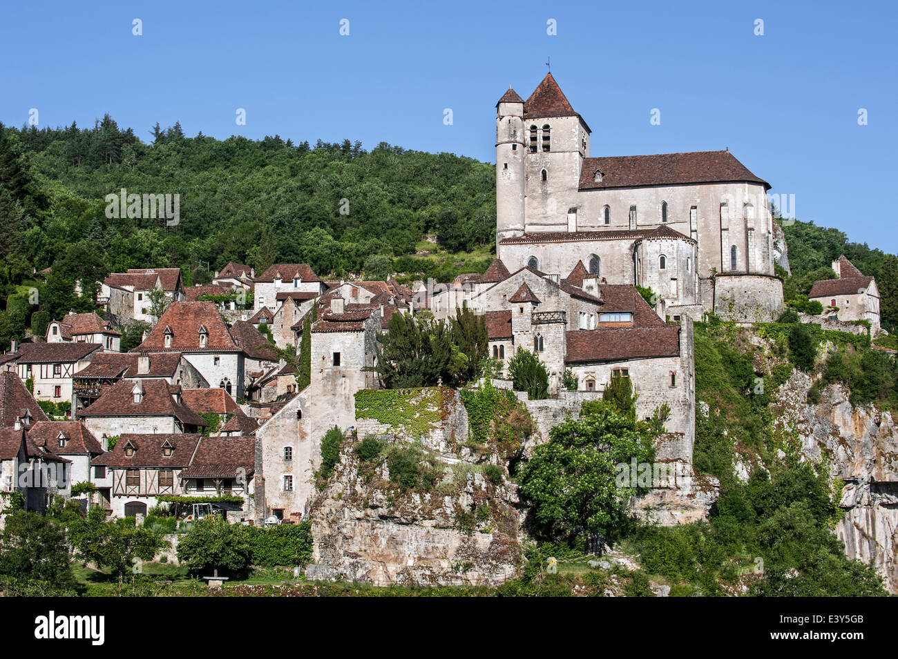 Vista su case e la chiesa fortificata del borgo medievale Saint-Cirq-Lapopie, Quercy, Midi-Pirenei, Francia Foto Stock