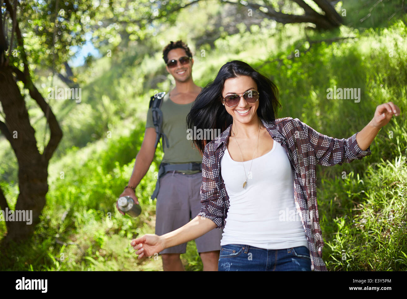 Coppia sorridente passeggiate per i boschi Foto Stock