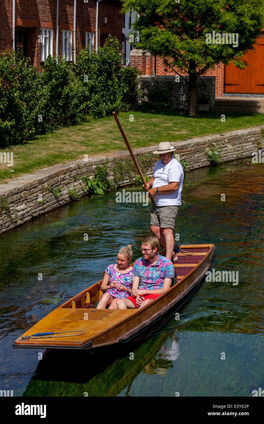 Punting sul fiume Stour, Canterbury, Kent, Regno Unito Foto Stock