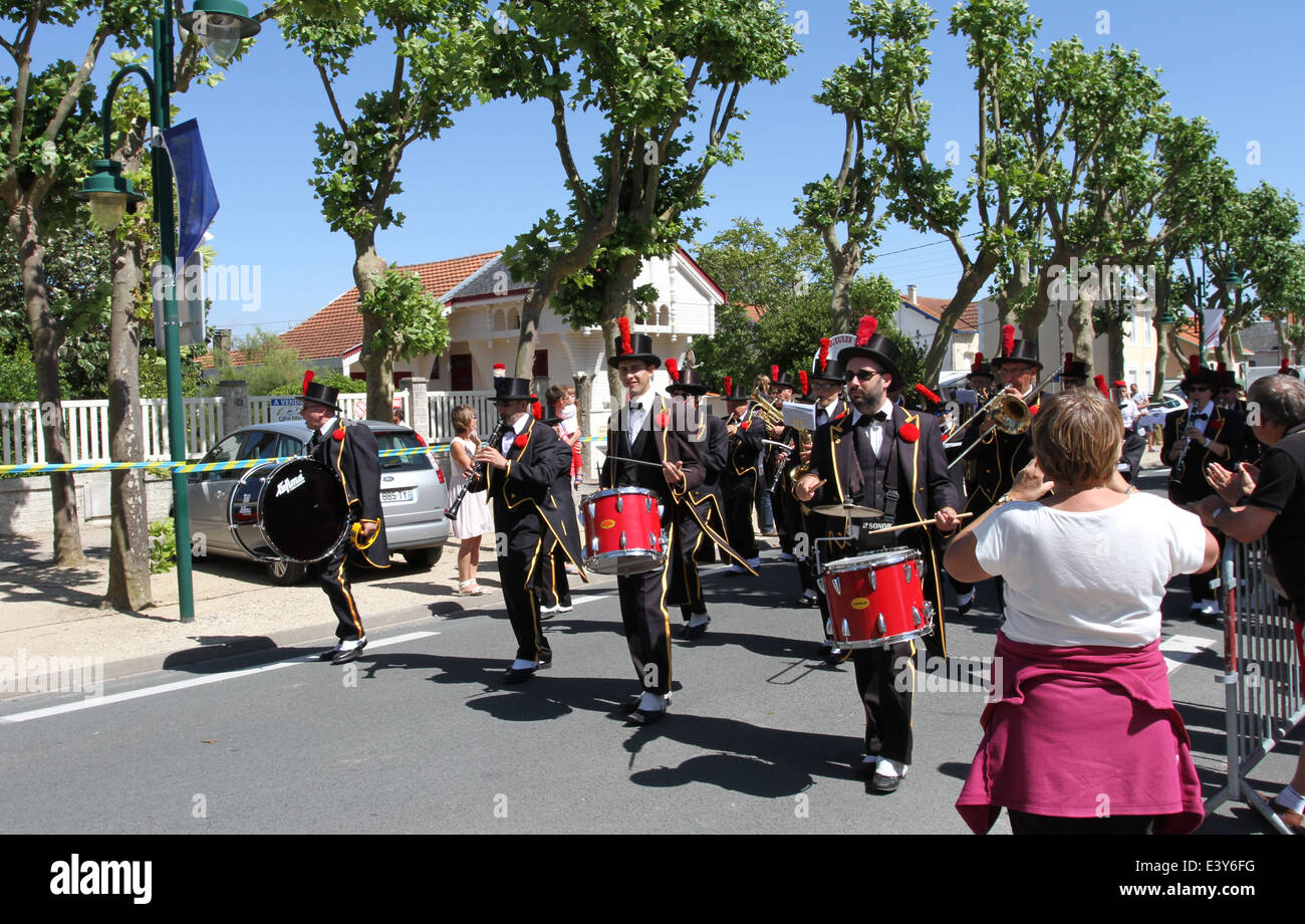 Fanfara Les Gueules Seches Grand Parade Chatelaillon-Plage Festival Francia domenica 29 giugno 2014 Foto Stock