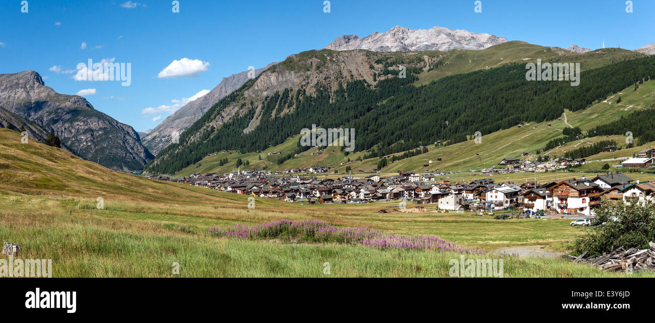 Vista panoramica sul paese montano di Livigno, Sondrio, Italia Foto Stock