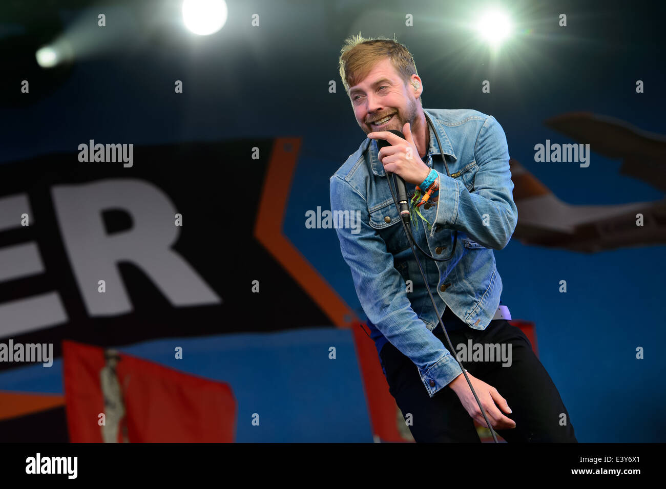 Ricky Wilson dal Kaiser Chiefs suona al Glastonbury festival di musica, Inghilterra, Venerdì, 27 giugno 2014. Foto Stock