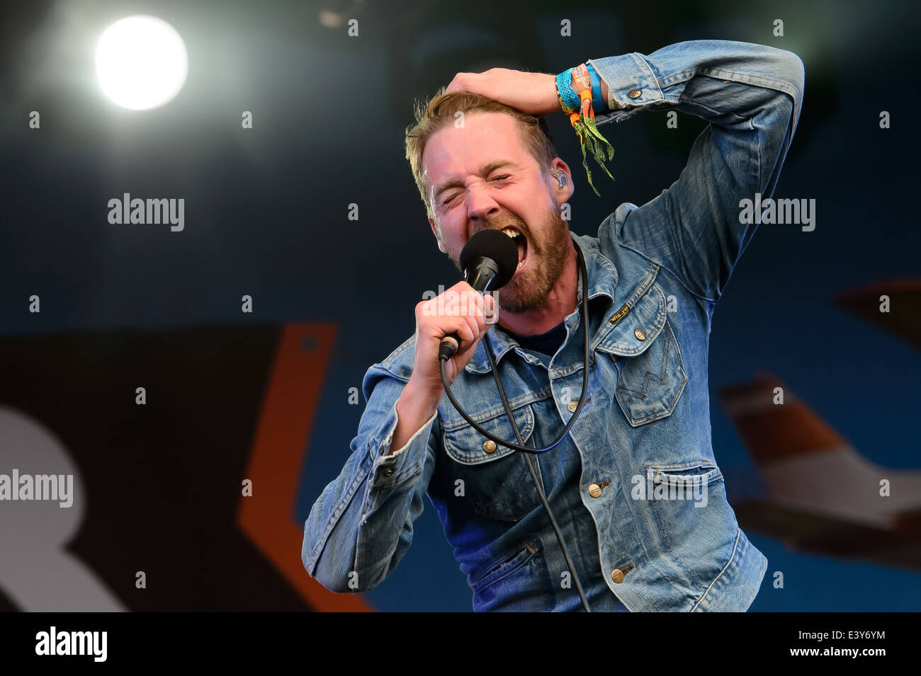 Ricky Wilson dal Kaiser Chiefs suona al Glastonbury festival di musica, Inghilterra, Venerdì, 27 giugno 2014. Foto Stock