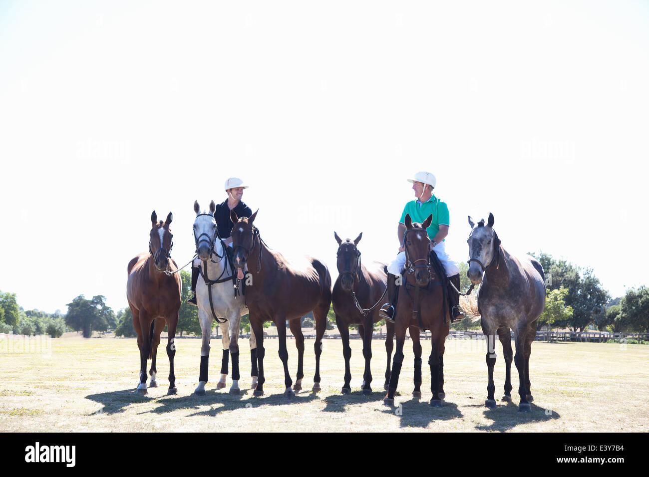 Giocatori di polo, portando i cavalli nel campo da Foto Stock