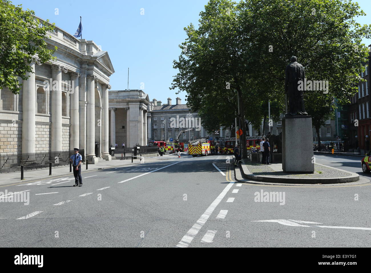 Dublino, Irlanda. 01 Luglio, 2014. Un isolato sezione di Dame Street nel centro di Dublino dove Gardai spianato la strada del traffico dopo un uomo occupato il tetto dell'Ulster Bank building. Gardai e i servizi di emergenza risponde all'incidente guardato da centinaia nella capitale irlandese. Credito: Brendan Donnelly/Alamy Live News Foto Stock