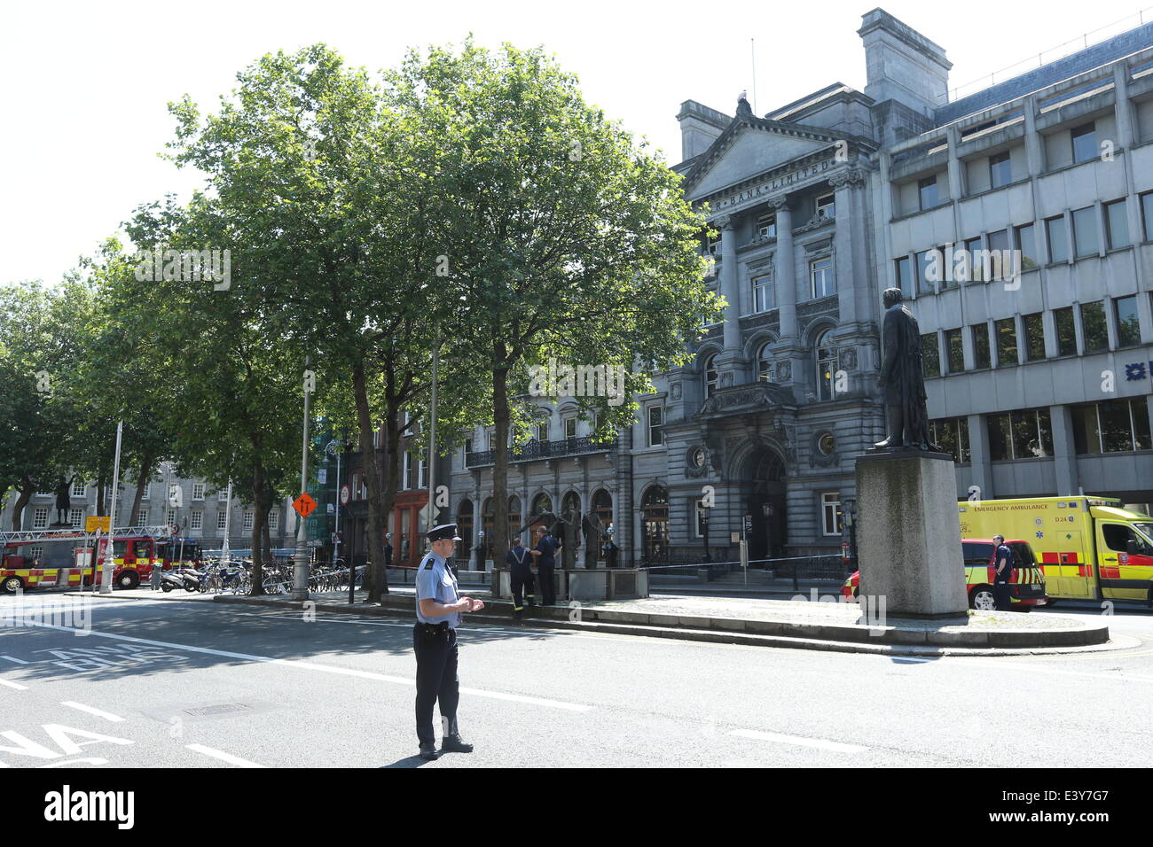 Dublino, Irlanda. 01 Luglio, 2014. Immagine da Dame Street nel centro di Dublino dove Gardai spianato la strada del traffico dopo un uomo occupato il tetto dell'Ulster Bank building. Gardai e i servizi di emergenza risponde all'incidente guardato da centinaia nella capitale irlandese. Credito: Brendan Donnelly/Alamy Live News Foto Stock