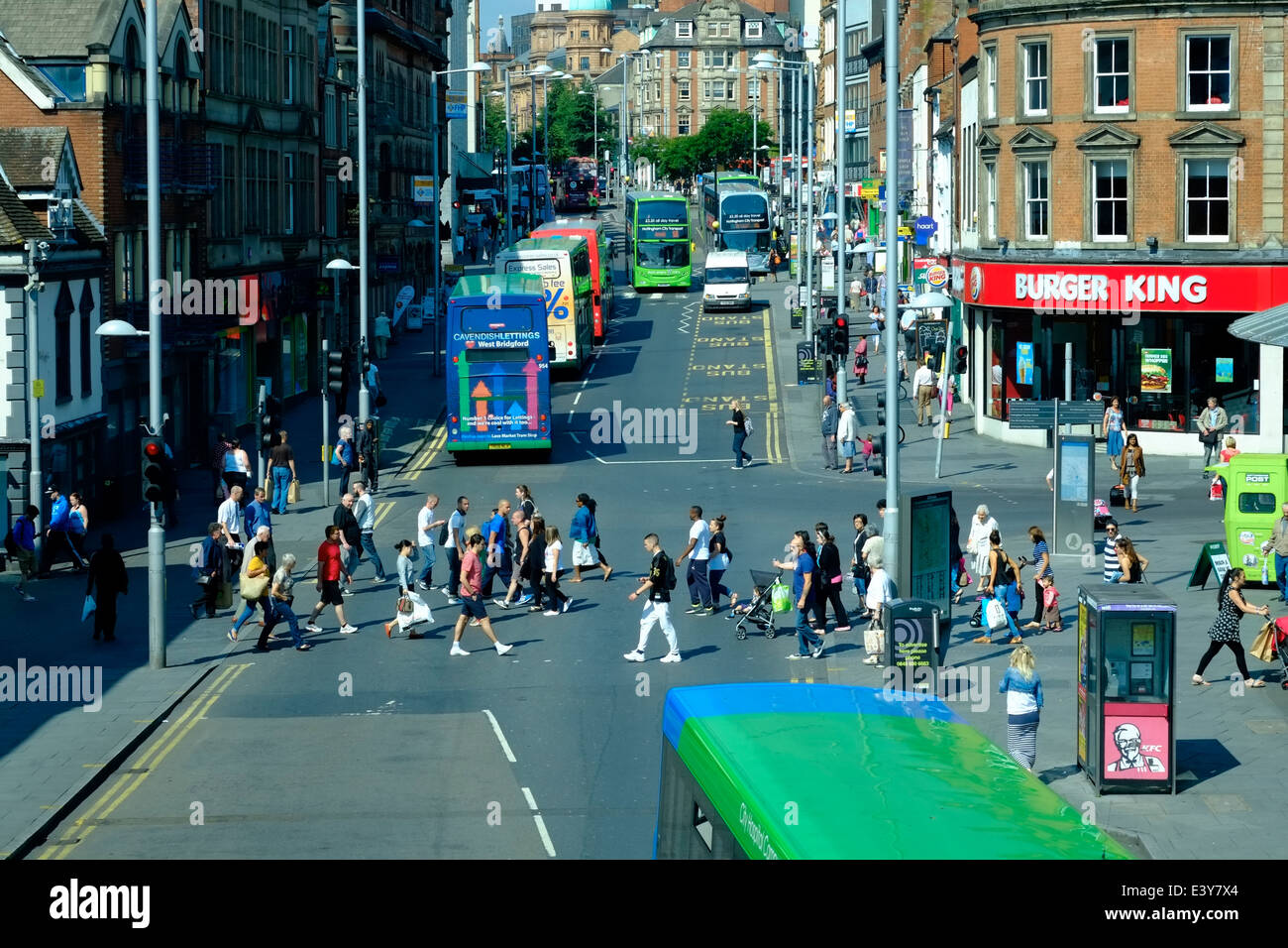Le persone che attraversano il parlamento inferiore street Nottingham England Regno Unito Foto Stock