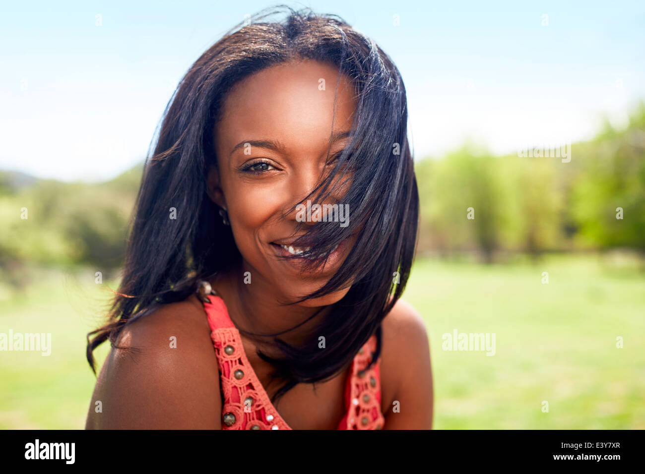 Ritratto di giovane donna con capelli soffiata attraverso il suo volto Foto Stock