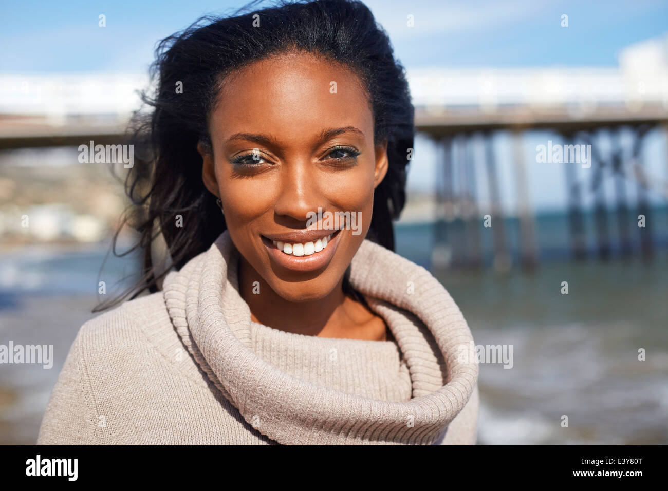 Ritratto di sorridente giovane donna alla spiaggia, Malibu, California, Stati Uniti d'America Foto Stock