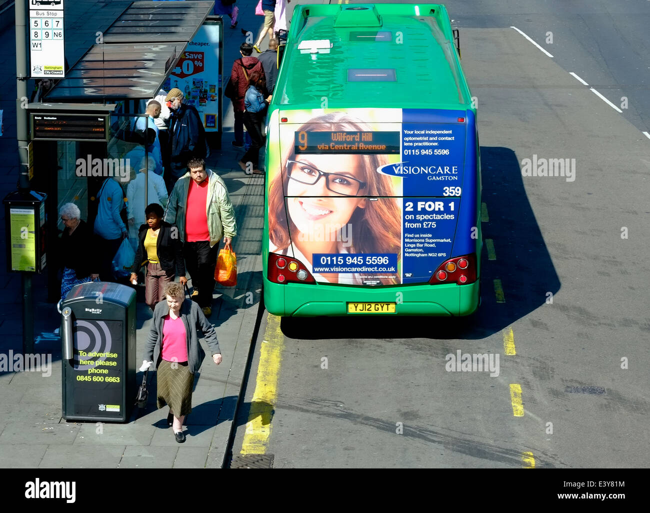 La gente a piedi da una fermata degli autobus a Nottingham REGNO UNITO Inghilterra Foto Stock