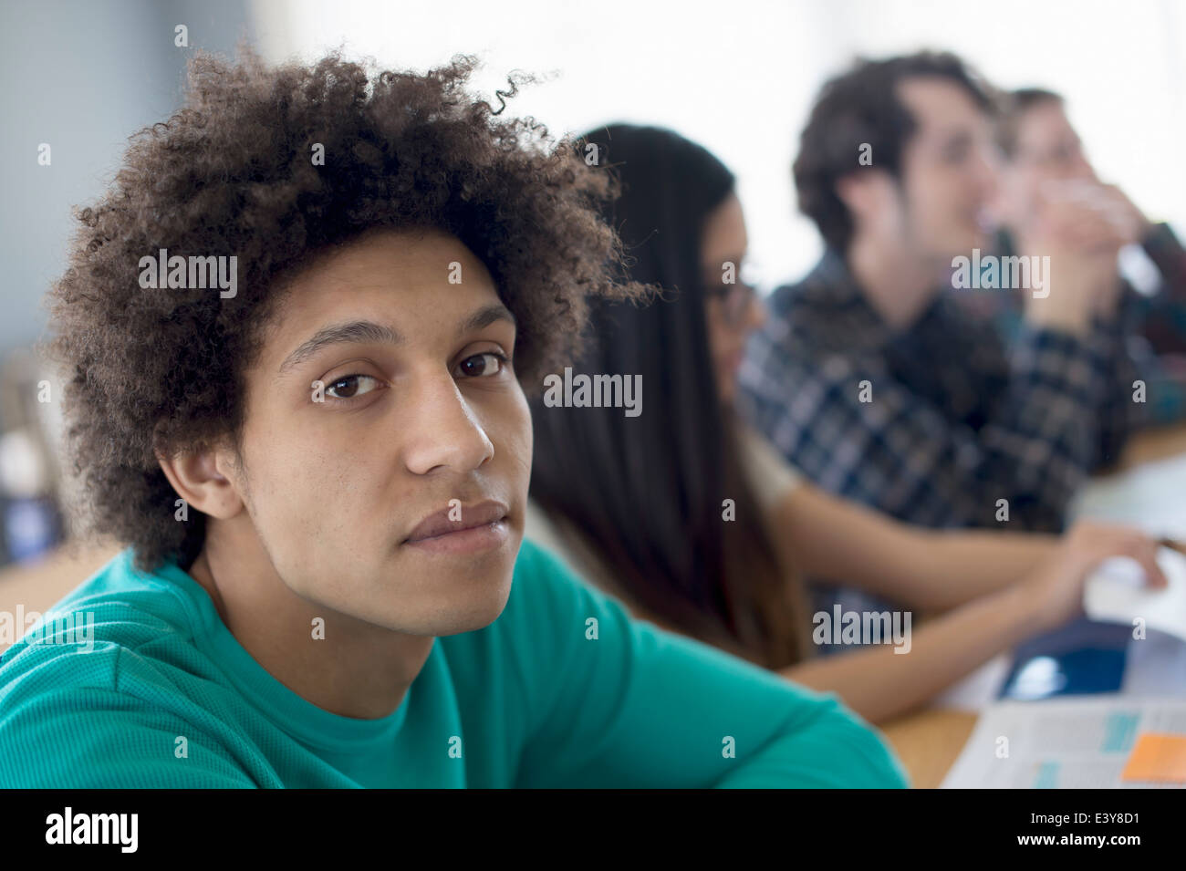 Studente che sta cercando in telecamera, ritratto Foto Stock