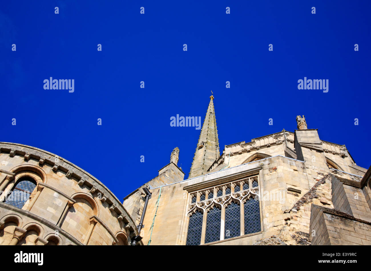 Una vista verso l'alto dell'estremità est della Cattedrale di Norwich, Norfolk, Inghilterra, Regno Unito. Foto Stock