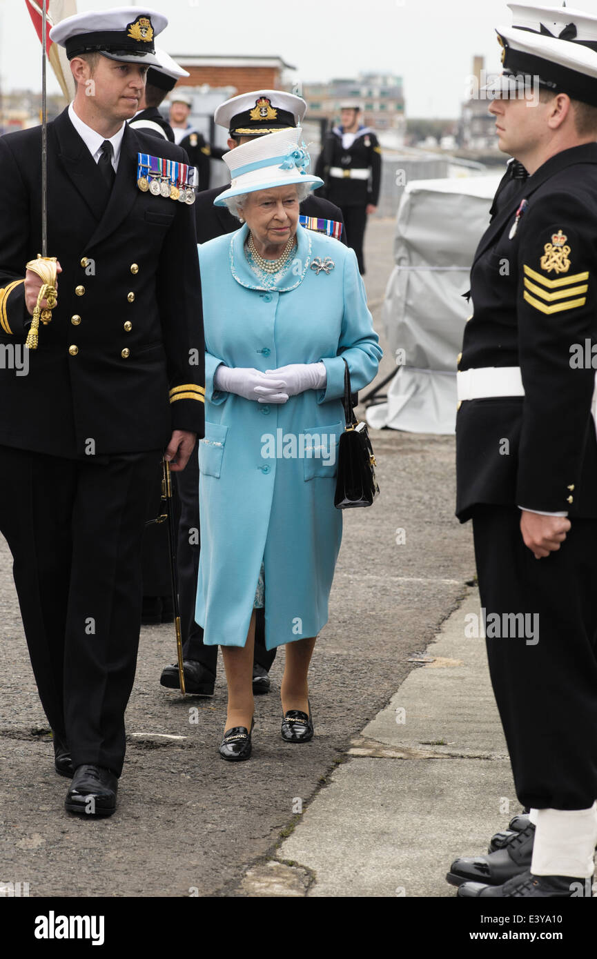 Portsmouth, Regno Unito, 20/05/2014 : Sua Maestà la Regina, il Duca di Lancaster e sponsor della nave, visite HMS LANCASTER.. La Regina ha ricevuto una Royal Salute, e l'Inno Nazionale è stato giocato. Sua Maestà quindi ispezionato la prima fila della Guardia d'onore, prima di trasferirsi in un rettangolo di selezione sul shoreside, dove un ricevimento per la nave della società e le loro famiglie è stato tenuto. Sua maestà è stato poi 'incanalati' a bordo della nave (che è anche noto come "Regina della Fregata'). A bordo, la regina incontrare i membri dell'equipaggio e ha partecipato a un pranzo privato.. Foto di Julie Edwards Foto Stock