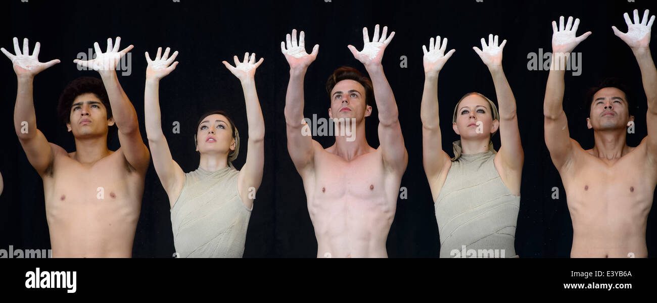 La English National Ballet eseguire per non dimenticare una danza ispirato al centenario della Grande Guerra a Glastonbury music festi Foto Stock