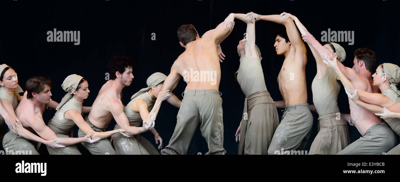 La English National Ballet eseguire per non dimenticare una danza ispirato al centenario della Grande Guerra a Glastonbury music festi Foto Stock