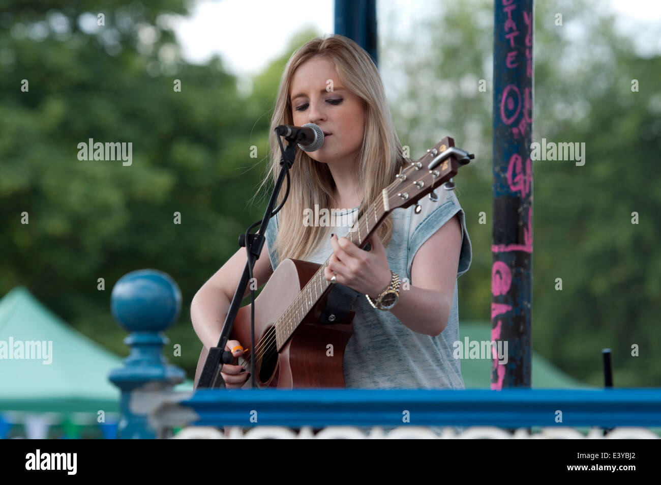 Un cantante per Leamington pace Festival, Warwickshire, Regno Unito Foto Stock