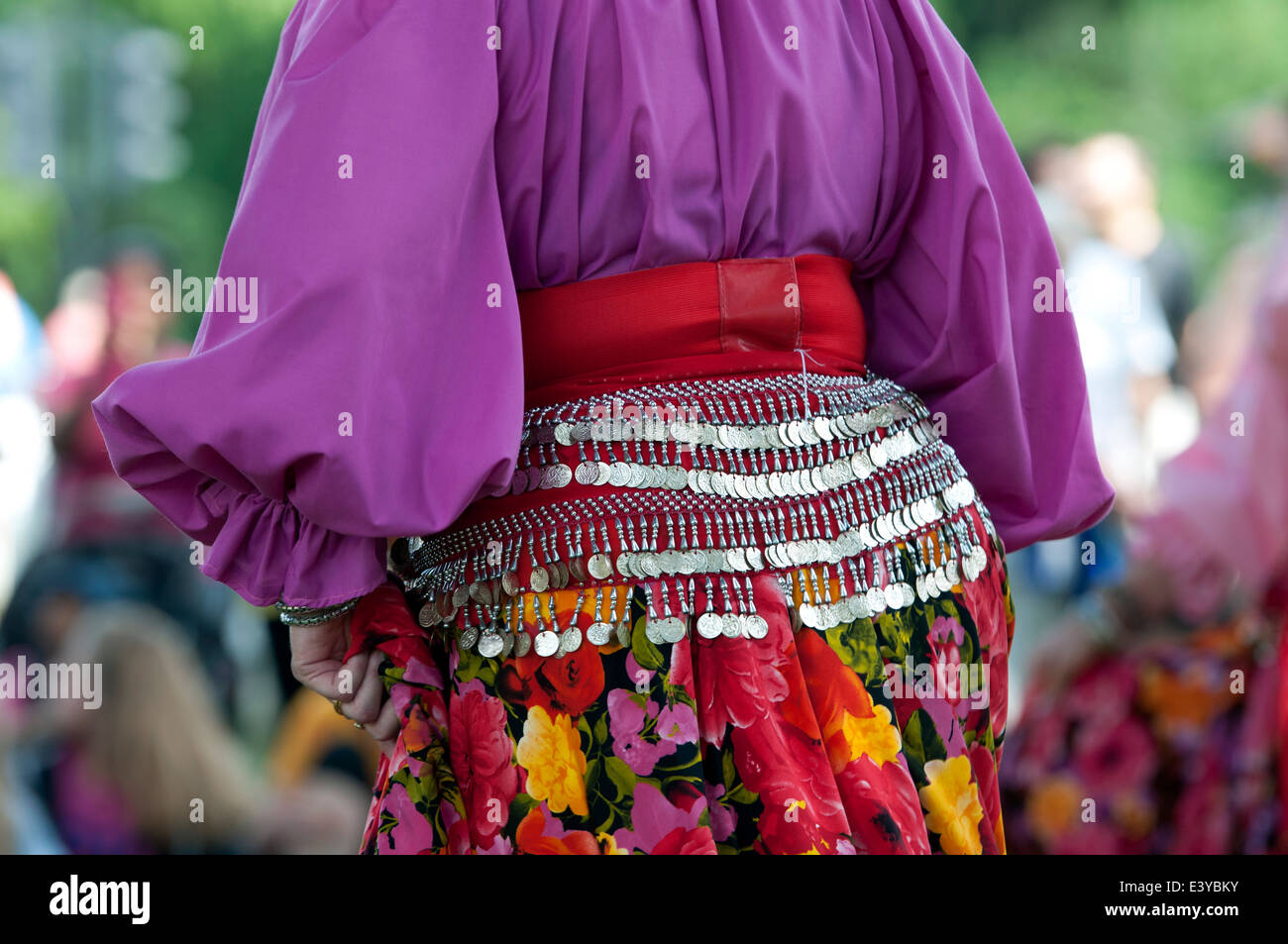 Una danzatrice del ventre a Leamington pace Festival, Warwickshire, Regno Unito Foto Stock