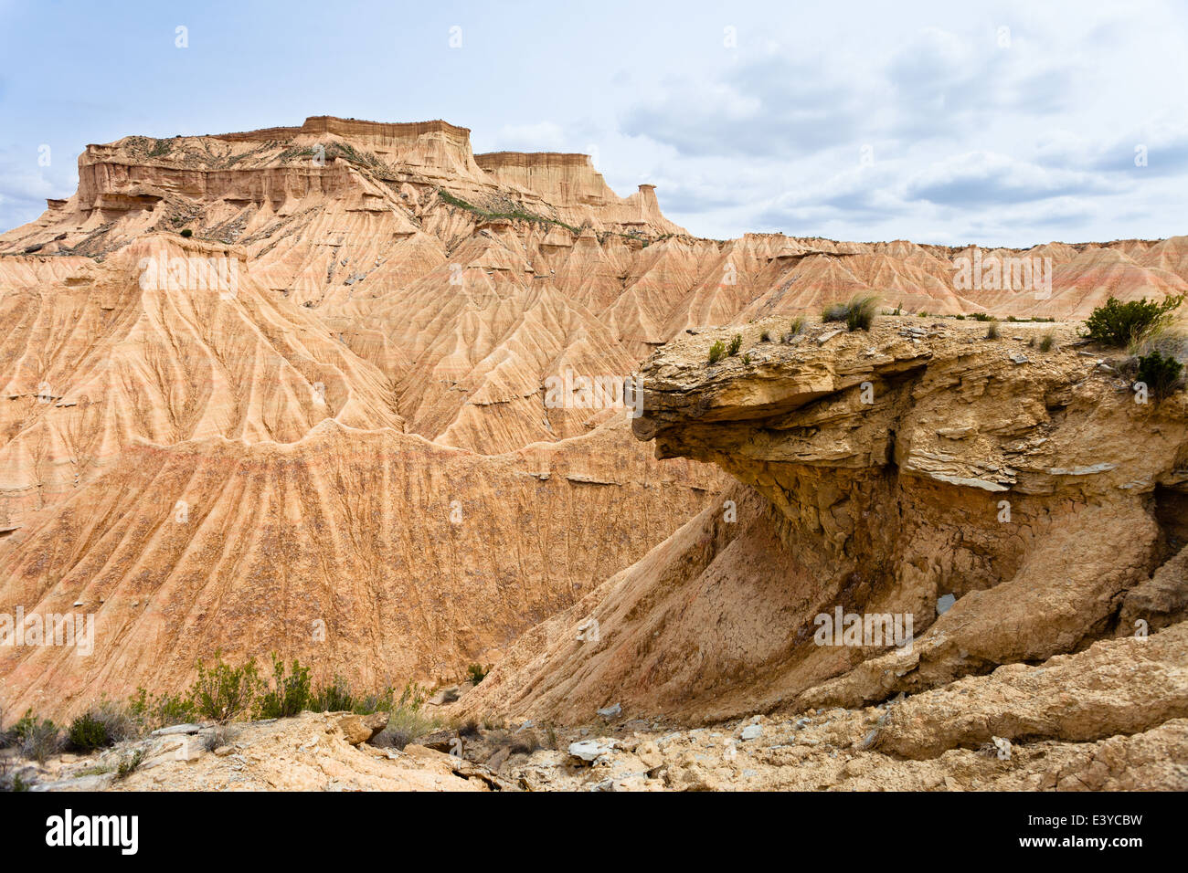 Valle e formazioni rocciose in Bardenas Reales, Navarra, Spagna Foto Stock