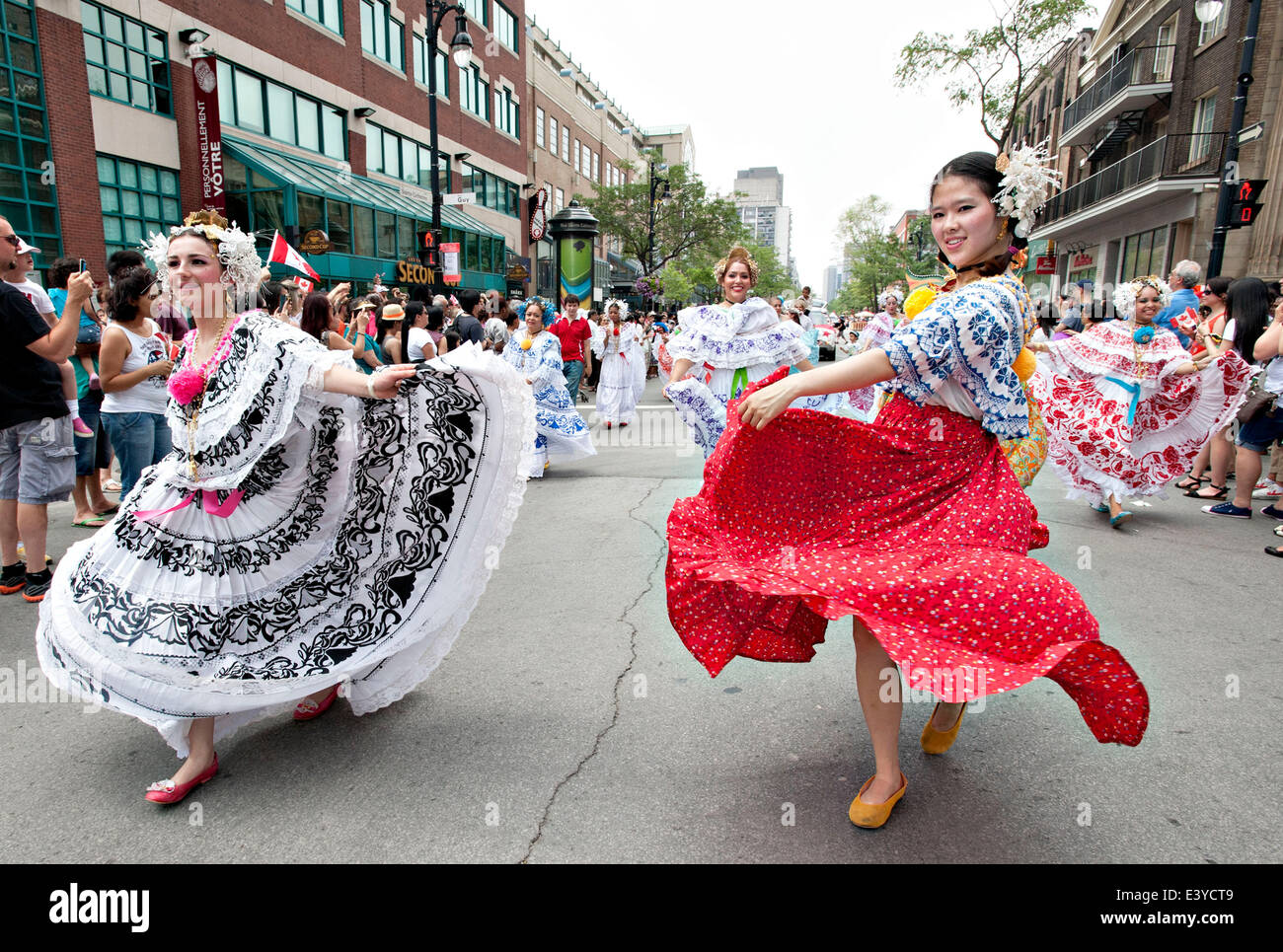 Montreal, Canada. 1 Luglio, 2014. Le persone che frequentano una sfilata per celebrare la Giornata del Canada a Montreal, Canada, 1 luglio 2014. Le celebrazioni si sono tenute in tutto il paese per contrassegnare il 147th anniversario del Canada della fondazione. Credito: Andrew Soong/Xinhua/Alamy Live News Foto Stock