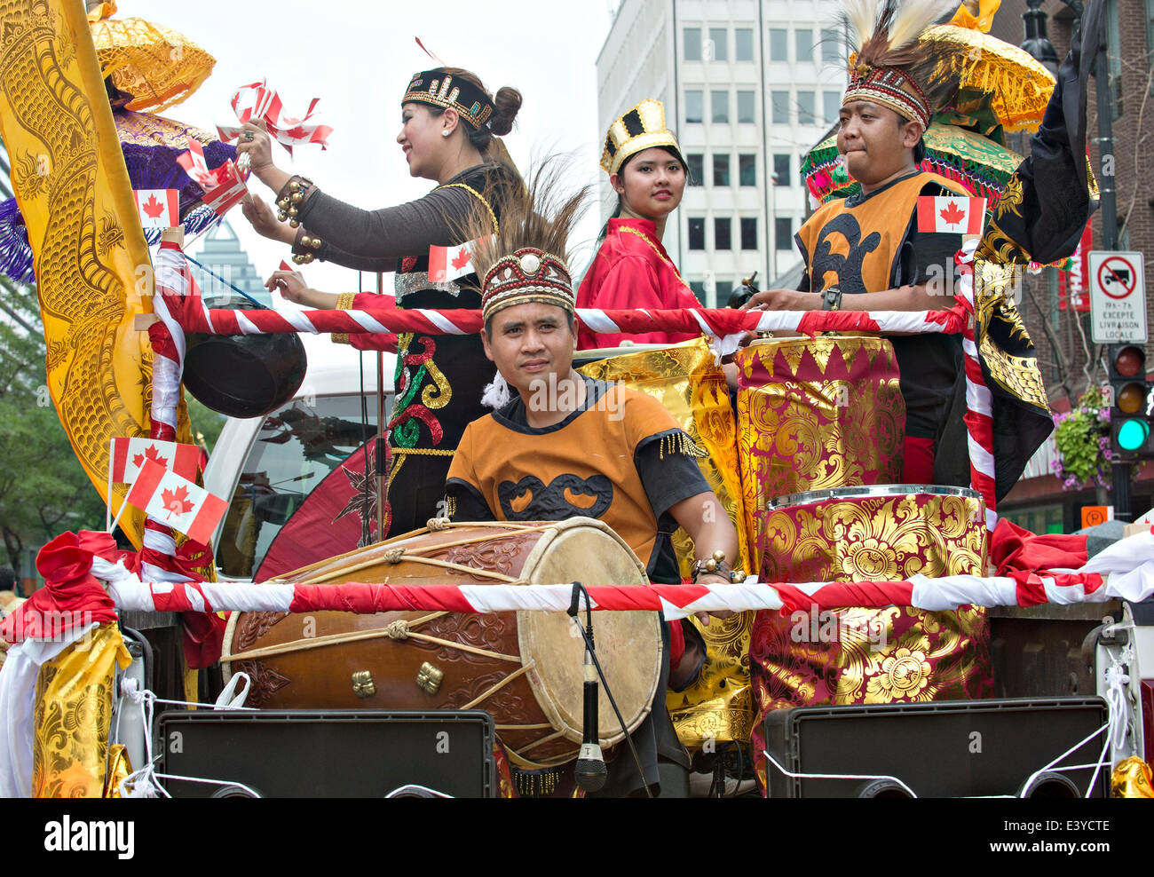 Montreal, Canada. 1 Luglio, 2014. Le persone che frequentano una sfilata per celebrare la Giornata del Canada a Montreal, Canada, 1 luglio 2014. Le celebrazioni si sono tenute in tutto il paese per contrassegnare il 147th anniversario del Canada della fondazione. Credito: Andrew Soong/Xinhua/Alamy Live News Foto Stock