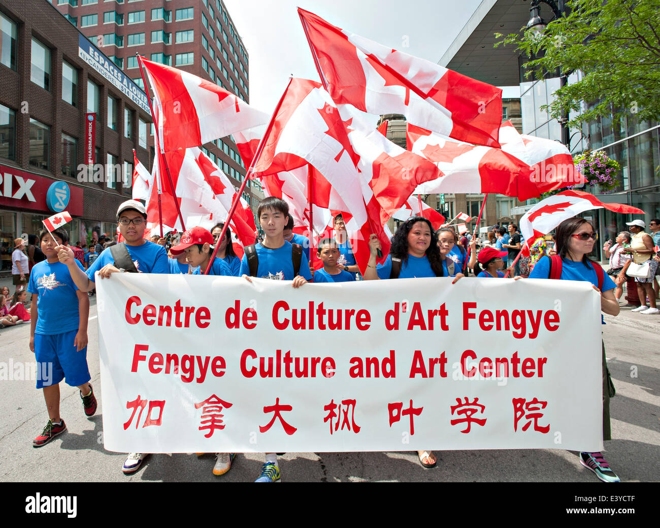 Montreal, Canada. 1 Luglio, 2014. Le persone che frequentano una sfilata per celebrare la Giornata del Canada a Montreal, Canada, 1 luglio 2014. Le celebrazioni si sono tenute in tutto il paese per contrassegnare il 147th anniversario del Canada della fondazione. Credito: Andrew Soong/Xinhua/Alamy Live News Foto Stock