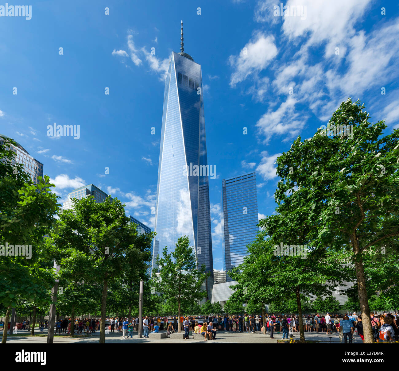 One World Trade Center (il "Freedom Tower") visto dal National September 11 Memorial, Manhattan NYC, New York City, NY, STATI UNITI D'AMERICA Foto Stock