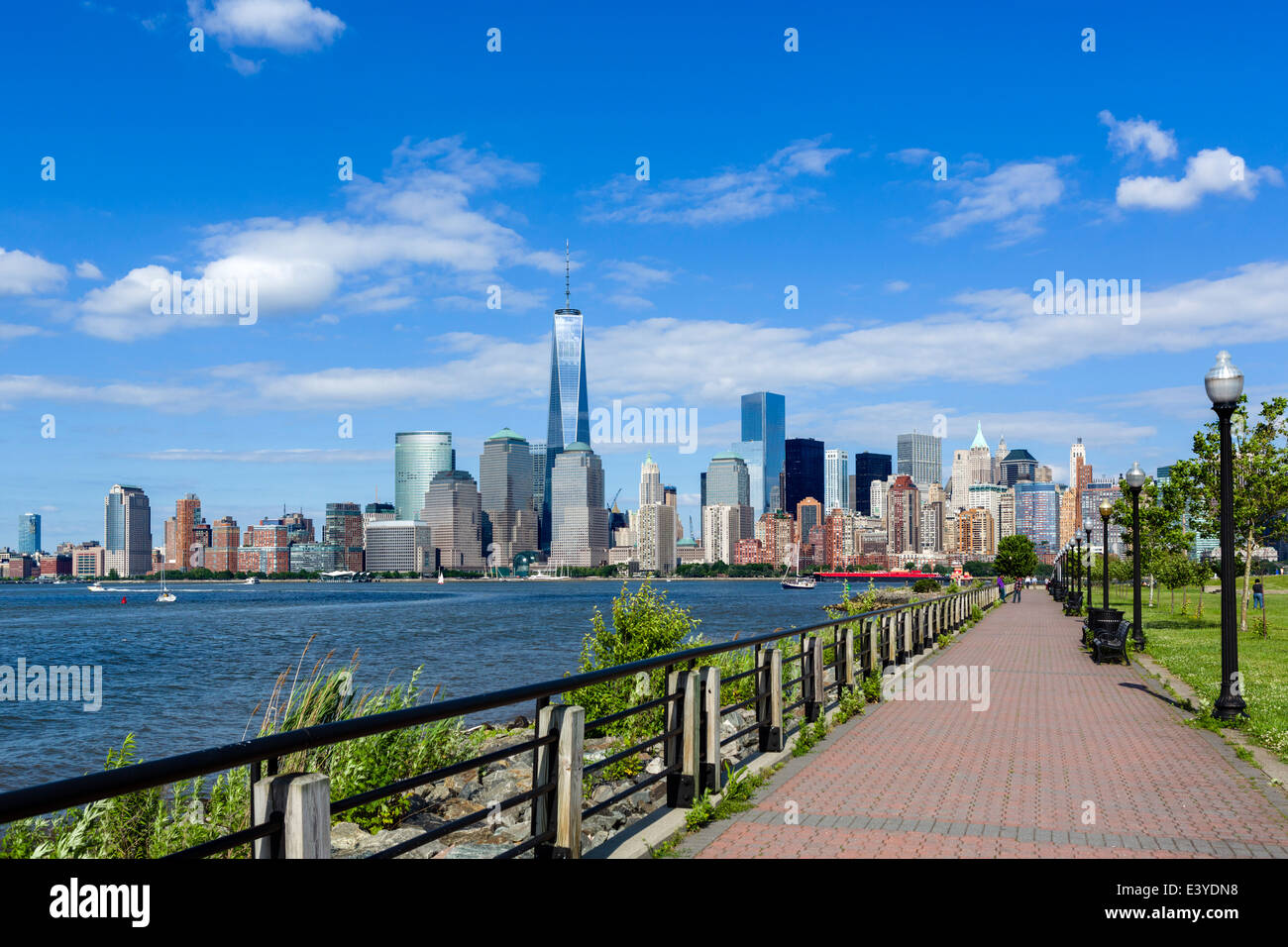 La parte inferiore di Manhattan skyline nel centro cittadino di New York City vista lungo il Fiume Hudson da Liberty State Park in New Jersey, STATI UNITI D'AMERICA Foto Stock