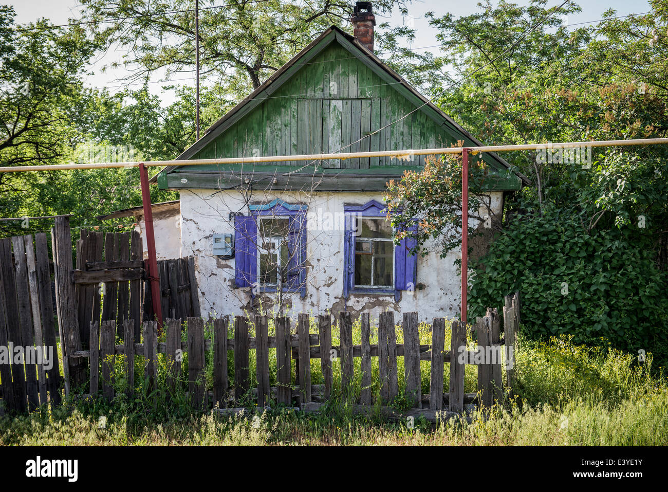 Vecchia casa in legno in città Yenakiieve, Donetsk Oblast, Ucraina Foto Stock
