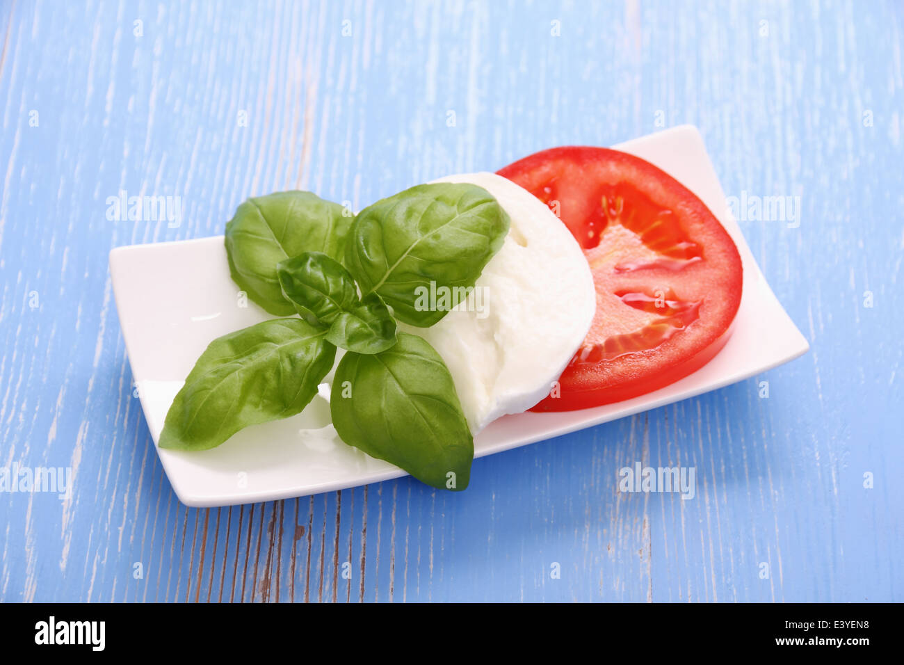 Foglia di basilico, mozzarella e fetta di pomodoro come bandiera dell'Italia Foto Stock